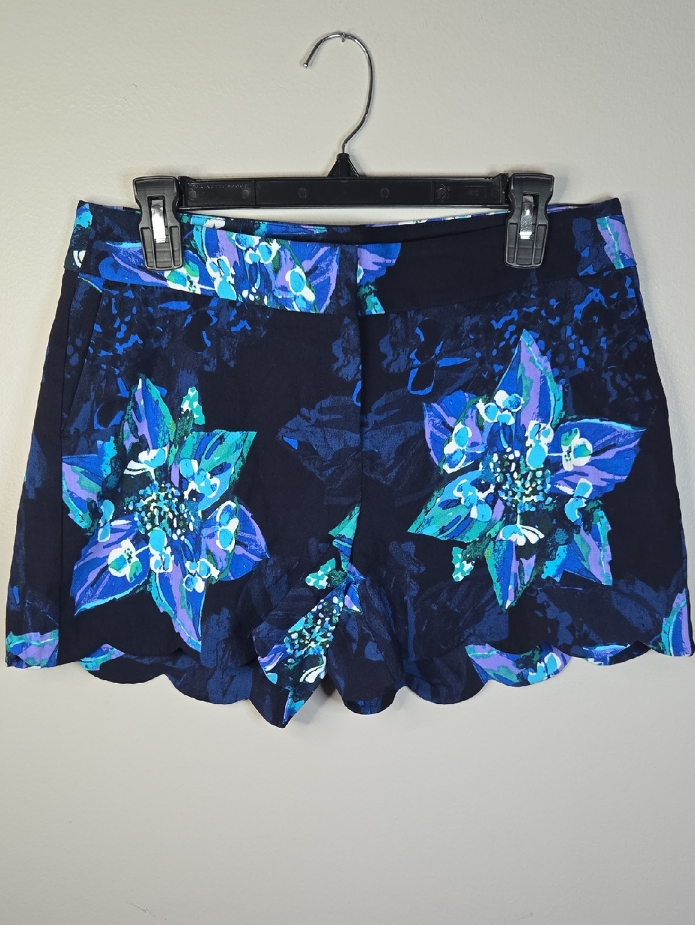 Attyre Size 8 Navy Floral Print Scallop Hem Women's Shorts